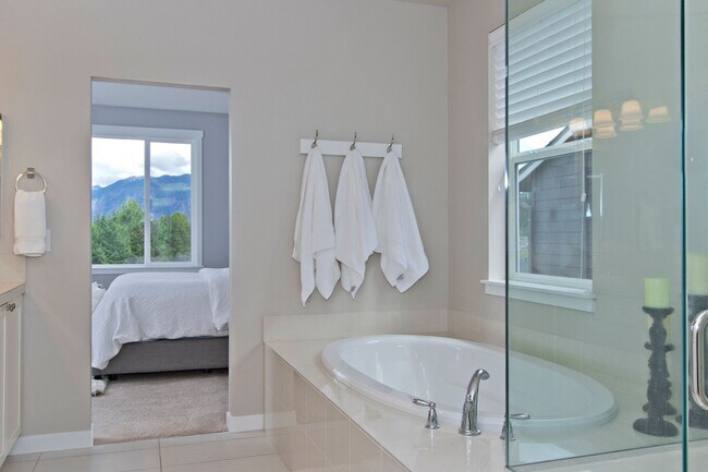 Building Photo - 4Bd/3Ba Snoqualmie House