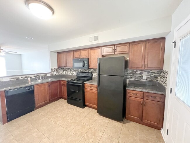 Building Photo - 2 Bedroom 1.5 Bath Townhome