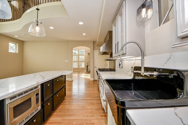 Building Photo - 2094 Brentwood Dr