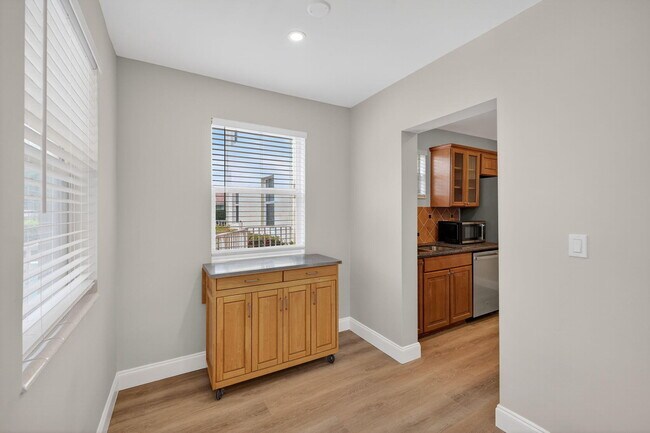 Building Photo - 2591 NE 55th Ct