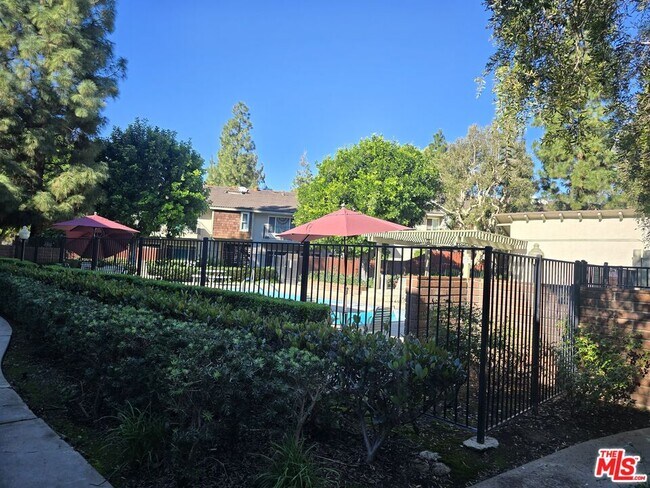 Building Photo - 991 S Idaho St