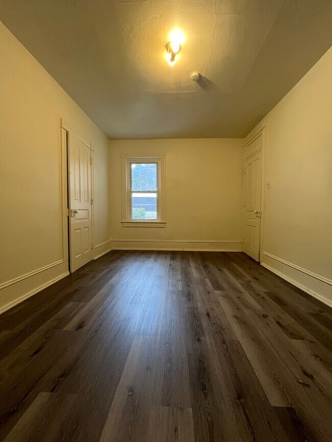 Building Photo - Jamestown St 142-144