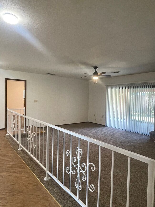 Building Photo - SPACIOUS 3 BED 2 BATH WITH A FAMILY ROOM A...