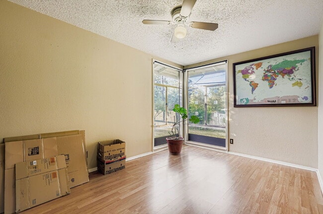 Building Photo - 1423 Westmoor Dr