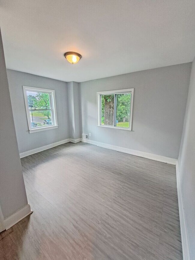 Building Photo - Mid-Century Modern SFH 3-Level, All Utilit...