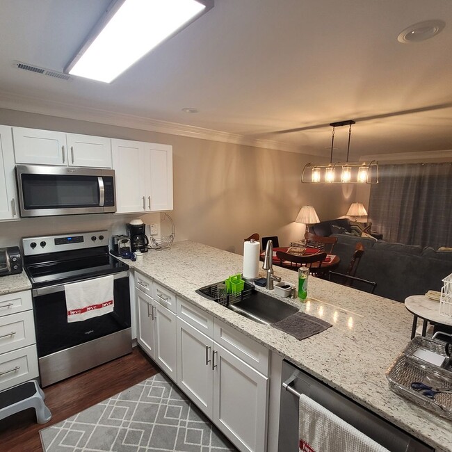 Building Photo - Furnished 3 BR, 3 BH Townhouse in Wilmington!