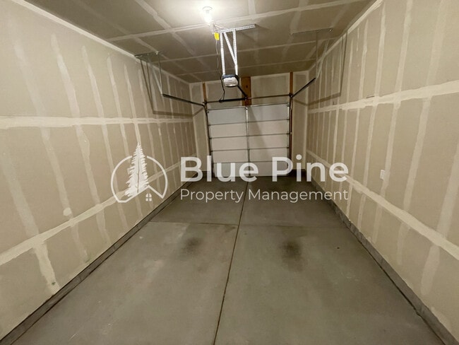 Building Photo - 5844 Wildrose Ave