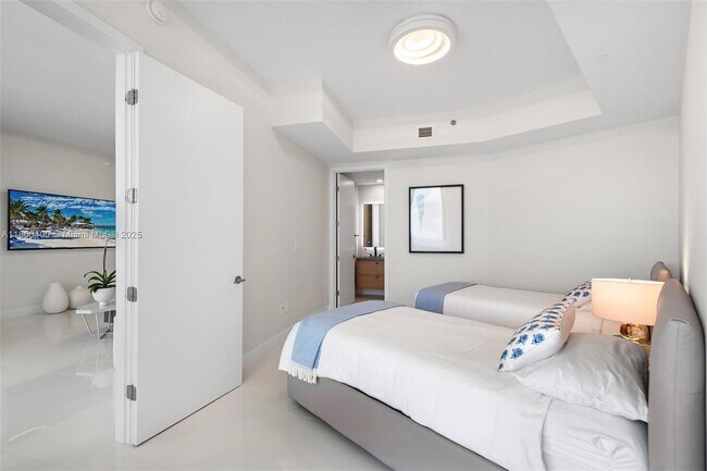 Building Photo - 16001 Collins Ave