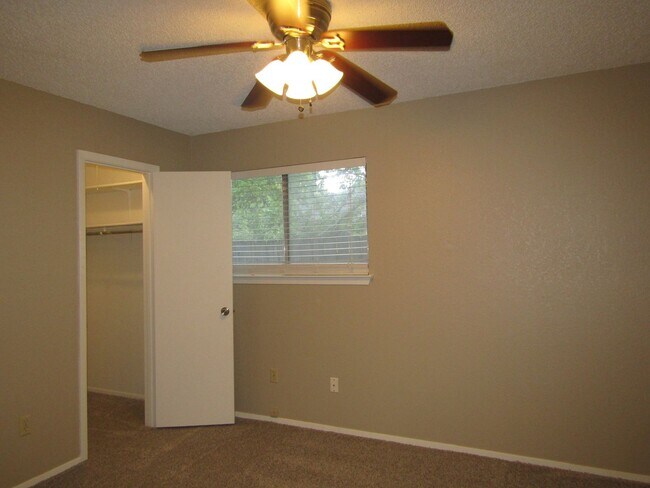 Building Photo - 7612 Islander Dr