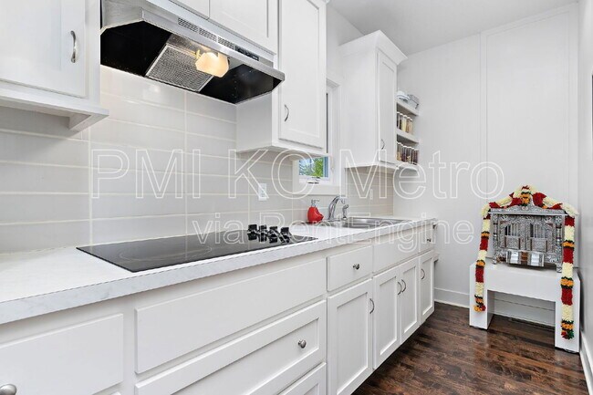 Building Photo - 15708 Canterbury St