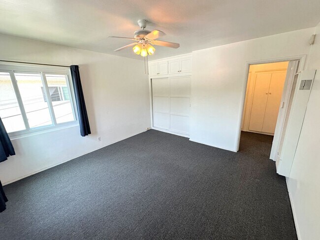 Building Photo - PRE LEASING - Corner 1 Bedroom Apartment in Los Feliz!