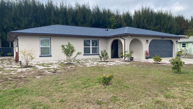 Building Photo - Stunning Remodeled 3BR Home Minutes from Beaches & Shopping