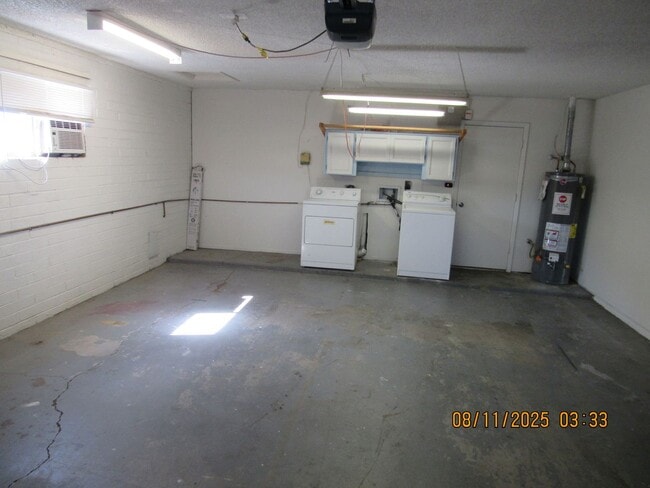 Building Photo - 3 bedroom 2 bathroom 2 car garage