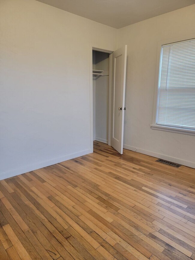 Building Photo - **APPROVED APPLICATIONS**  2 bed 1 bath single family home