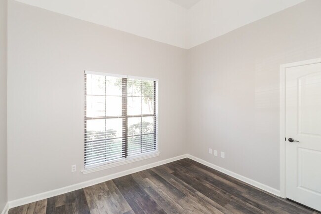 Building Photo - 300 Garden Springs Dr