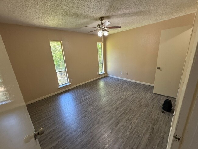 Building Photo - Two-story 2-bed/1.5 bath!