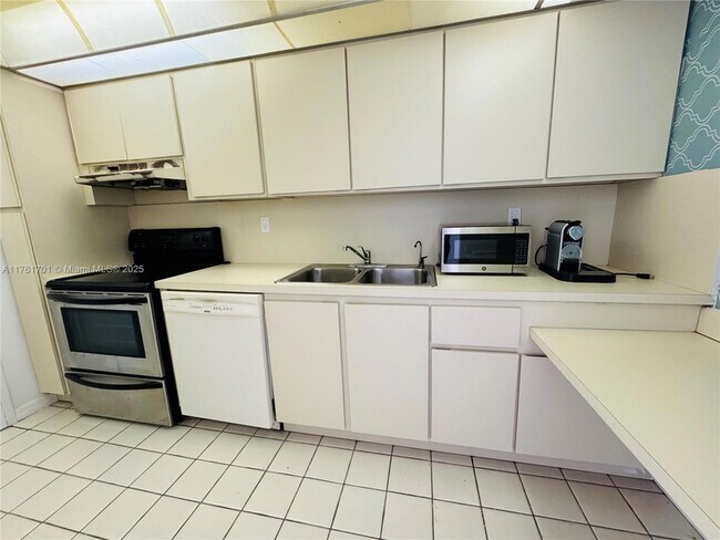 Building Photo - 18071 Biscayne Blvd