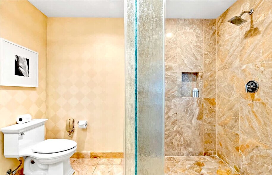 Building Photo - 2000 Fashion Show Dr