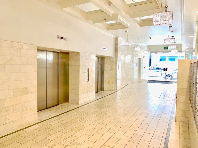 Building Photo - Top floor modern crafted spacious 1 Bed + ...