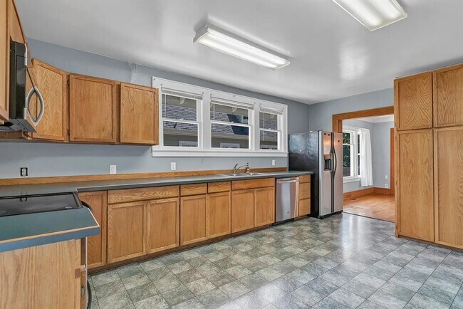 Building Photo - 960 5th St NE
