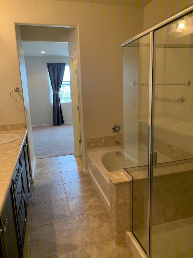 Building Photo - 3 Bed/3 Bath Newer Townhome in Desirable Ardenwood Neighborhood