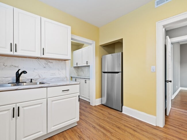 Building Photo - 7649 S Yates Blvd