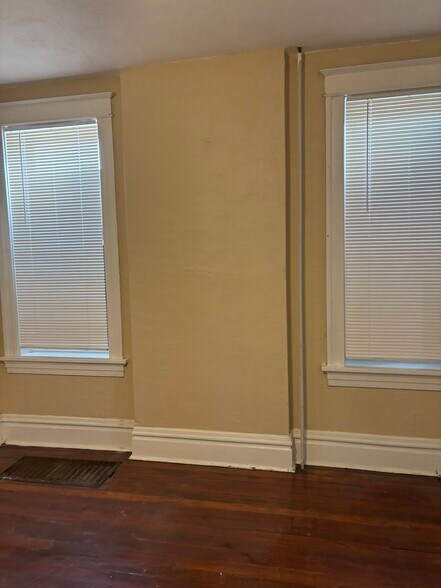 windows middle room - 3844 Lee Ave