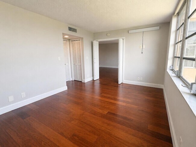 Building Photo - 4030 W Palm Aire Dr