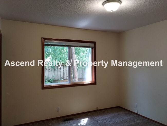 Building Photo - Ranch in Quiet Neighborhood with Fenced Ya...
