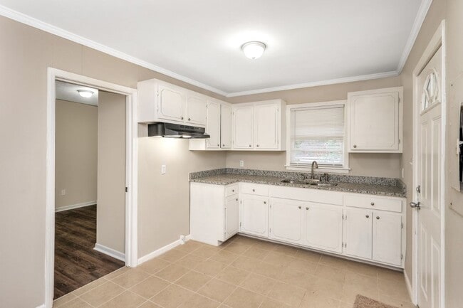 Building Photo - Renovated 4 BR Home- Move In Ready!