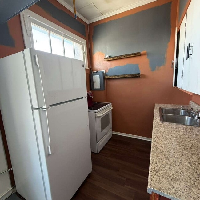 Building Photo - 311 W King St