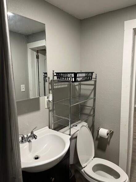 Building Photo - 407 S 5th St