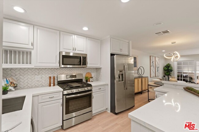 Building Photo - 853 Larrabee St