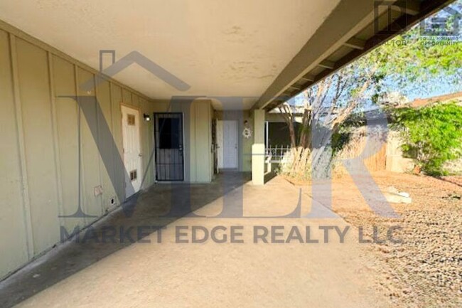 Building Photo - 3Bed/2Bath Duplex at 35th Ave/Cactus! $149...