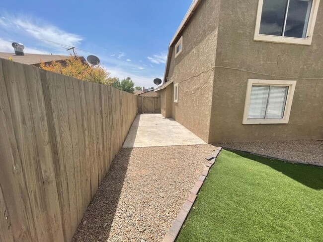 Building Photo - 5 bed/3 bath home in the heart of Spring Valley!