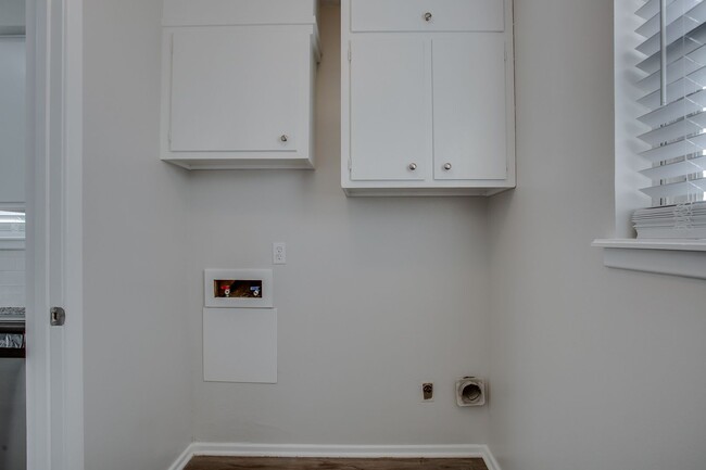 Building Photo - 3/2/1 in Established Area!