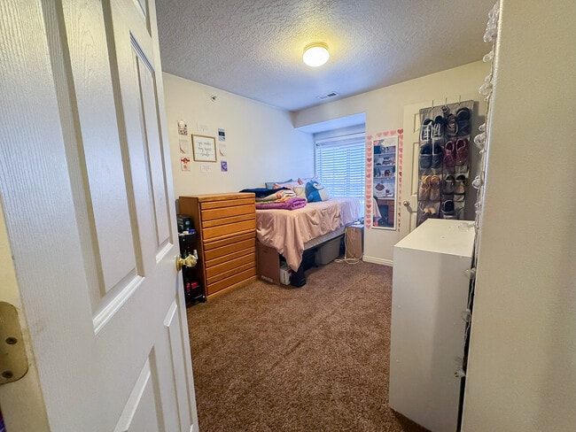 Building Photo - 1080 E 450 N