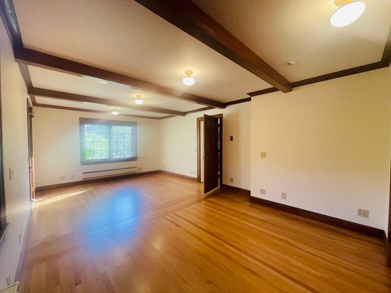 Building Photo - 200 Iris Way