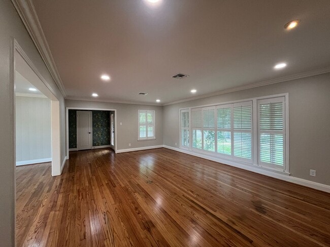 Building Photo - UPDATED HOME IN LAMAR PARK!!