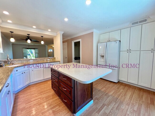 Building Photo - Delightful End Unit Townhome with Washer/D...
