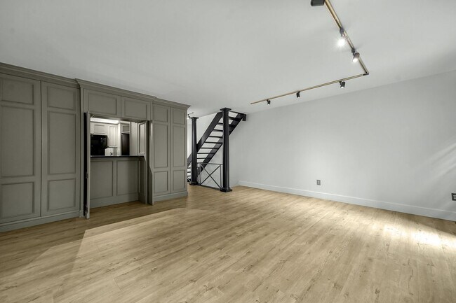 Building Photo - 3 Bedroom Luxury Condo