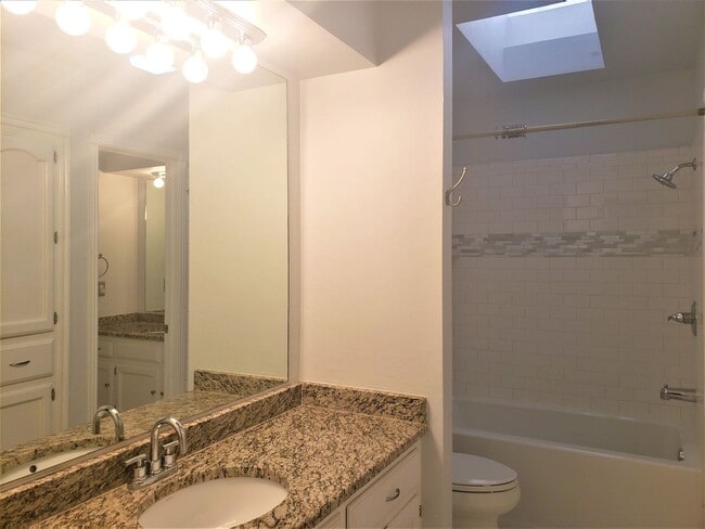 Building Photo - 8000 Pleasant Oaks Dr