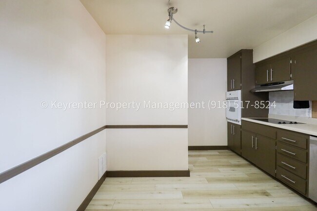 Building Photo - LOCATION LOCATION LOCATION!! Brookside Gem Available Immediately!