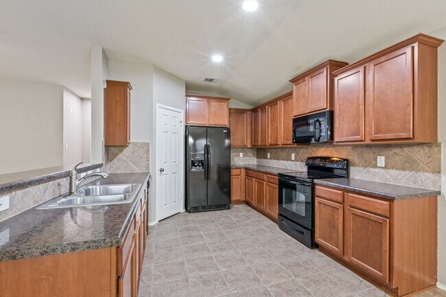 Building Photo - Open Concept living in MIDWAY ISD