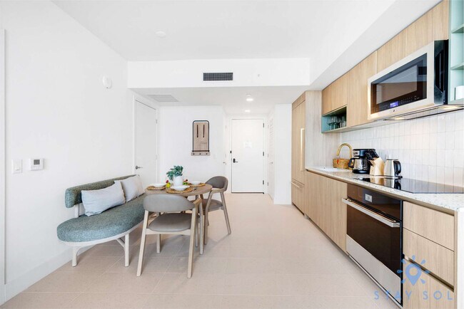 Building Photo - 601 NE 1st Ave