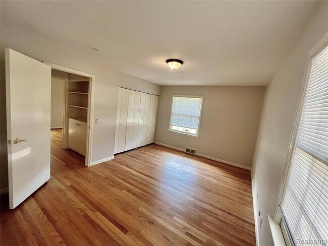 Building Photo - 6901 Woodbank Dr