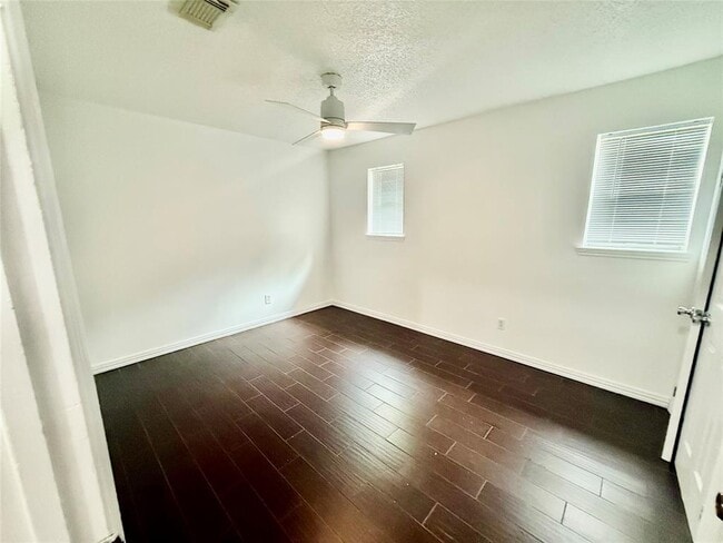 Building Photo - 8818 Fern Valley Dr