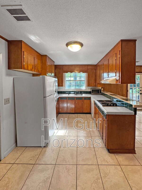 Building Photo - 8053 Malibu Cir