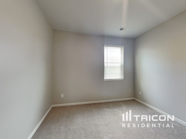 Building Photo - 2092 Massey Ln