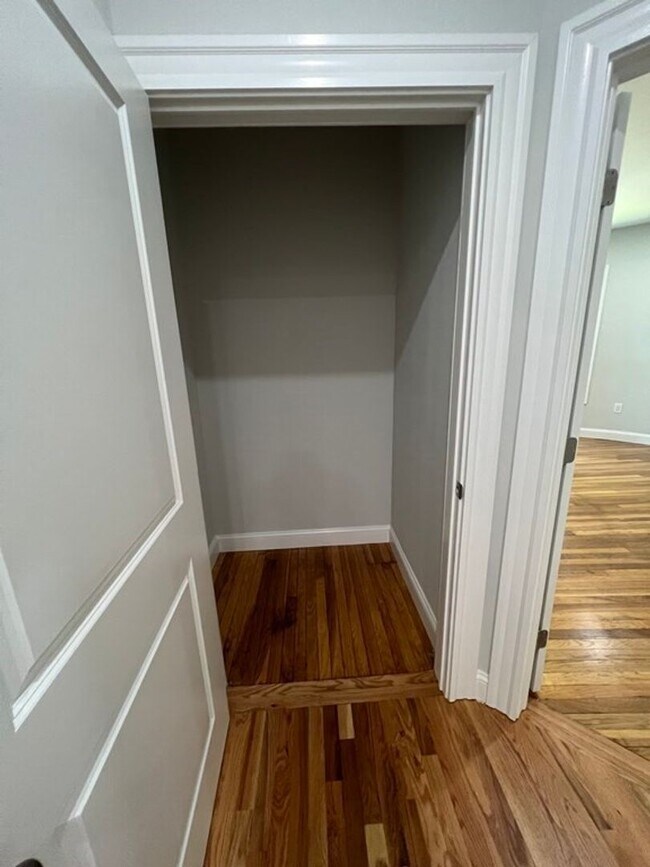 Building Photo - Huge 4 Bed 2 Bath in Dorchester